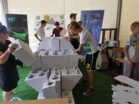 Zdjęcie: Piknik naukowy w Inkubatorze Przedsiębiorczości czyli papierowe konstrukcje szynowe
