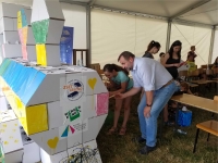 Zdjęcie: Piknik naukowy w Inkubatorze Przedsiębiorczości czyli papierowe konstrukcje szynowe